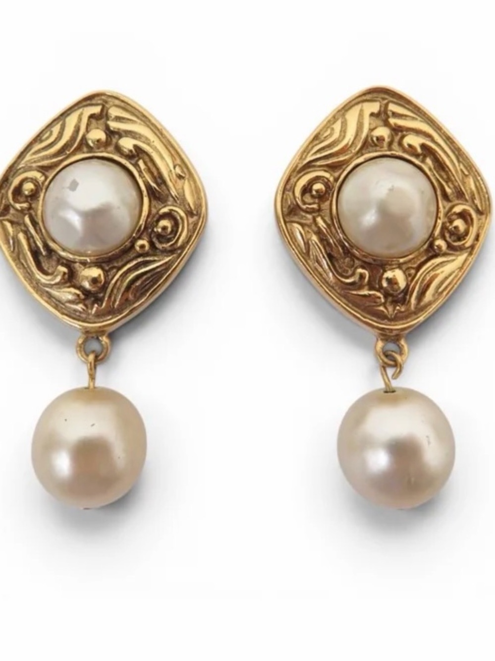 Chanel elegant Gold and Cream Drop Earrings
